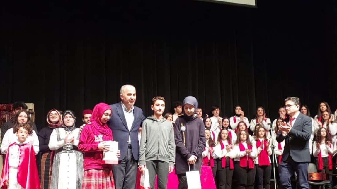 Yazarlık Kulübümüzün öğrencilerinden Simay Özcan İl Geneli Yapılan 12 mart Şiir yarışmasında dereceye girerek il üçüncüsü olmuştur. 
